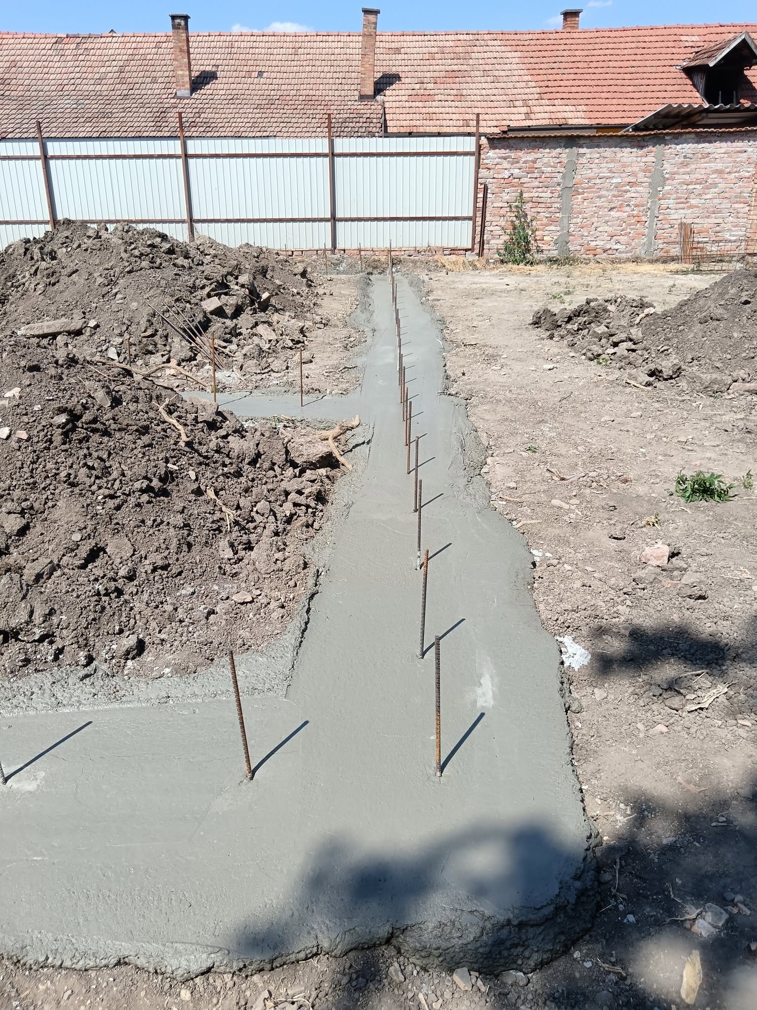 Betonozott sávalap felmenő vasalással