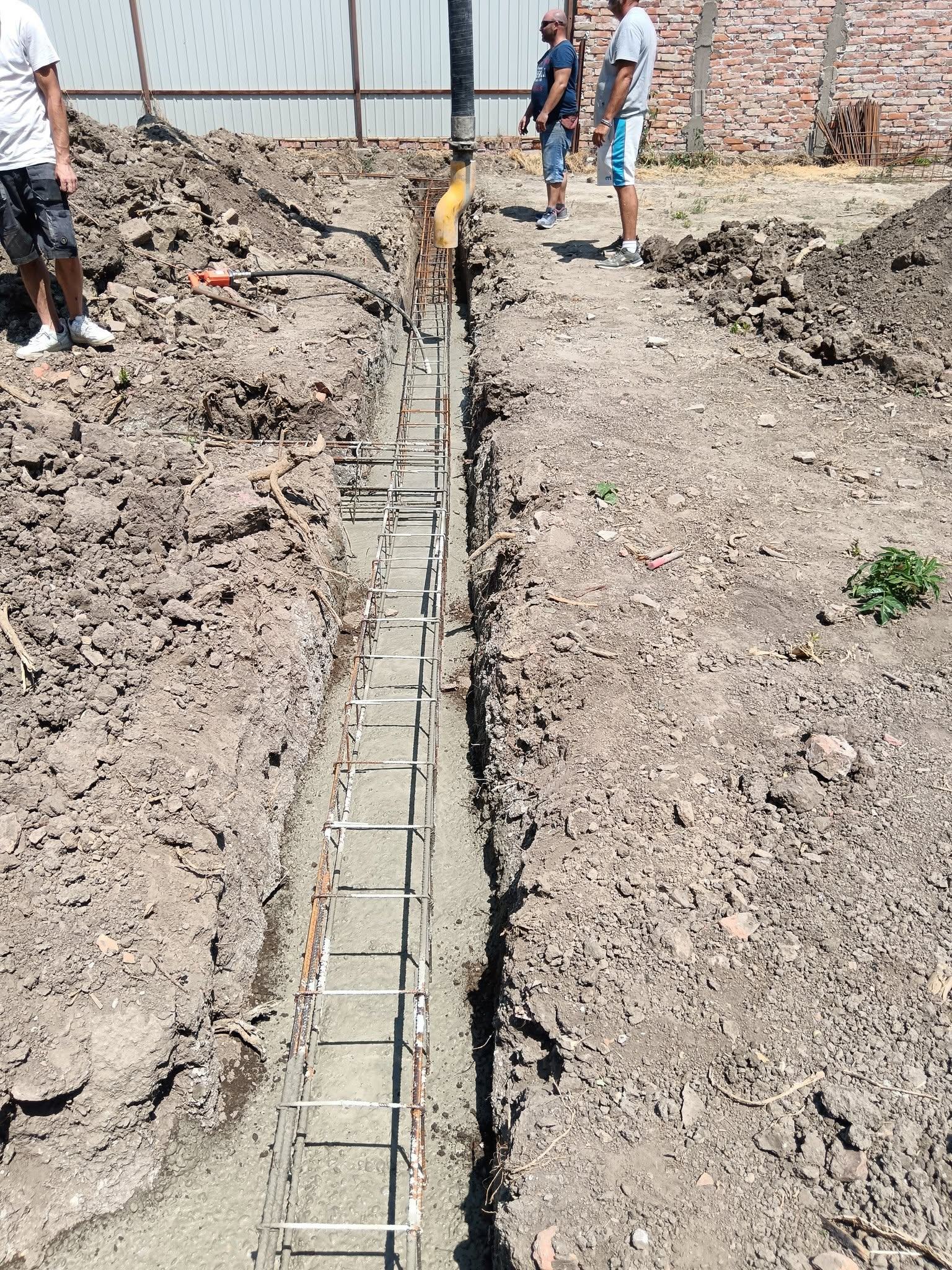 Vasalt betonalap kiöntése betonpumpával a kiásott árokba