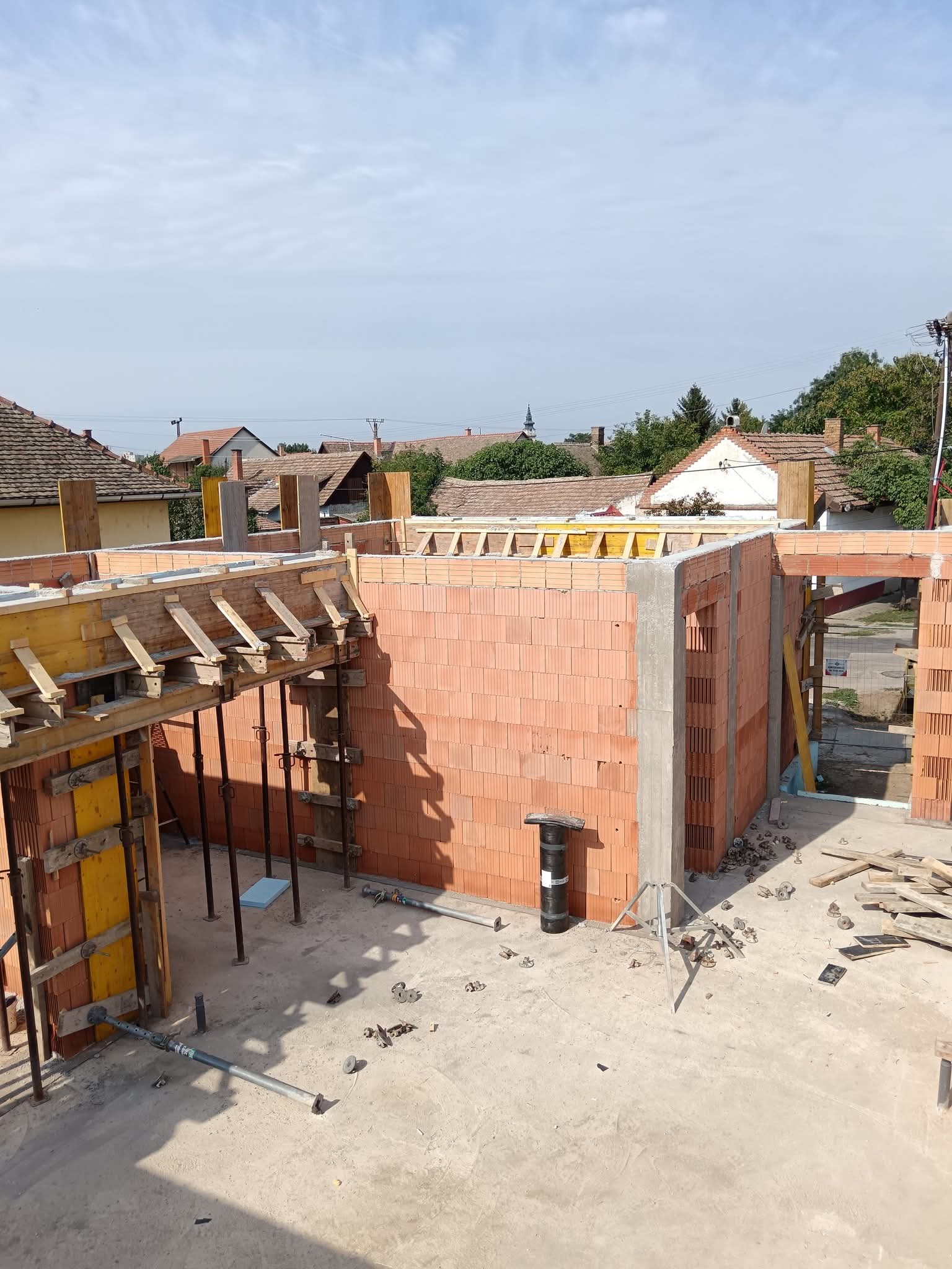 Kerámia téglából falazott ház zsaluzattal és koszorúval